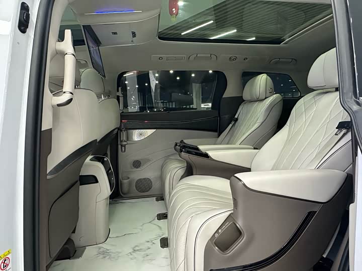 Фото 12 - Denza D9