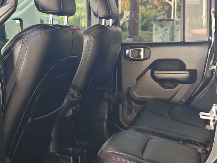 Фото 12 - Jeep Wrangler