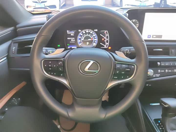 Фото 11 - Lexus ES