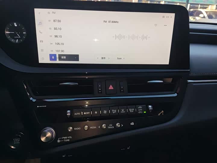 Фото 13 - Lexus ES