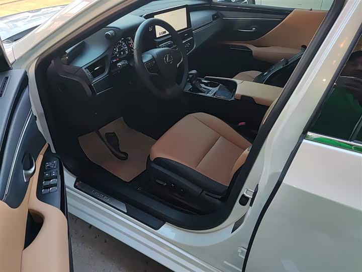 Фото 16 - Lexus ES