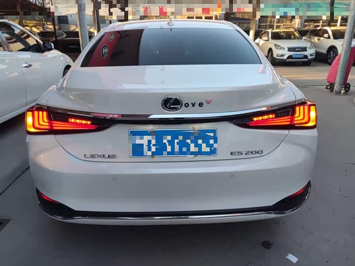 Фото 6 - Lexus ES