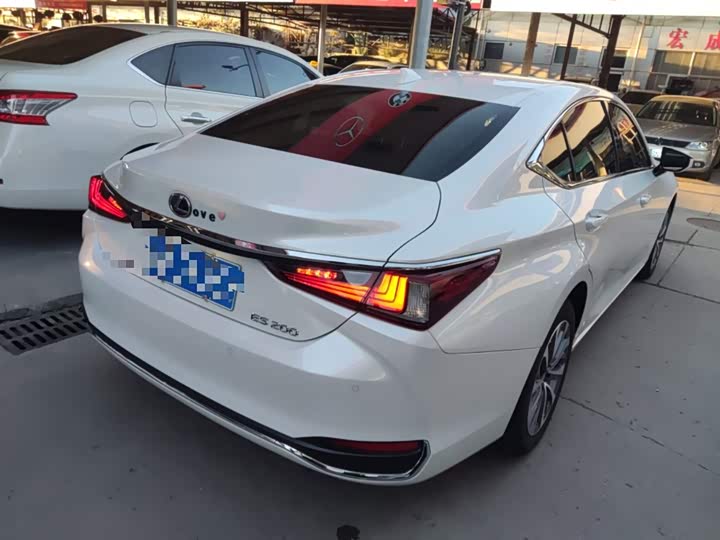 Фото 7 - Lexus ES