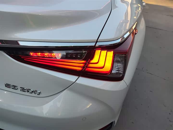 Фото 8 - Lexus ES