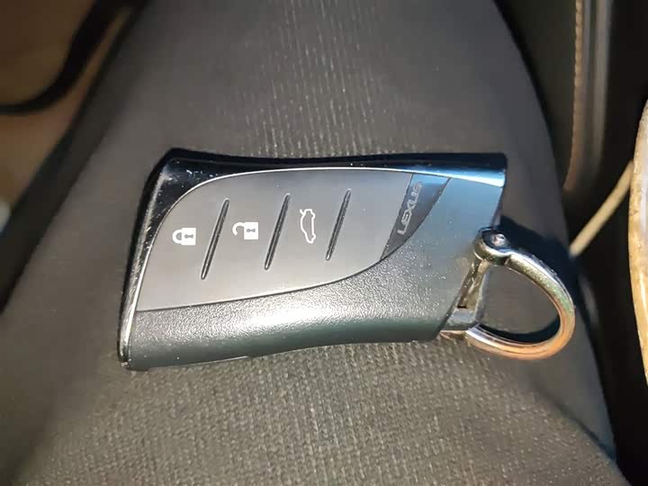 Фото 9 - Lexus ES