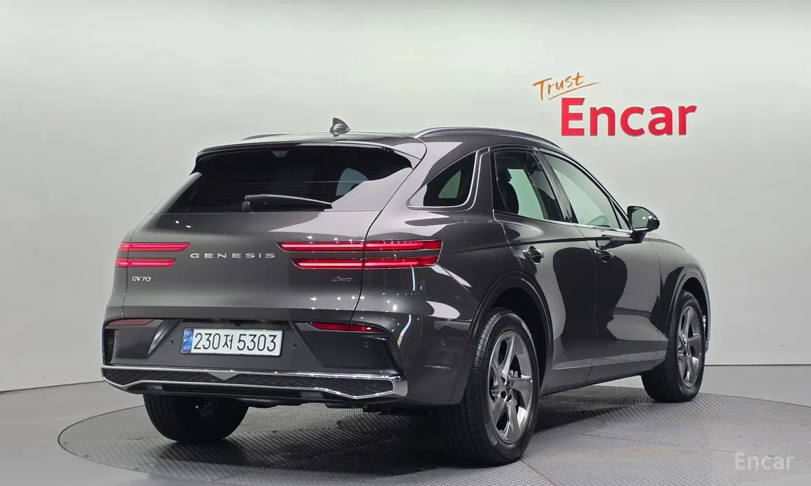 Фото 2 - Genesis GV70