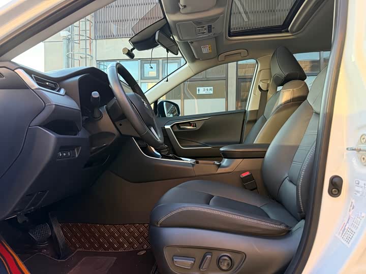 Фото 11 - Toyota RAV4