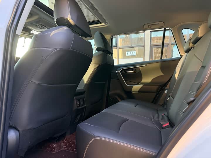 Фото 12 - Toyota RAV4