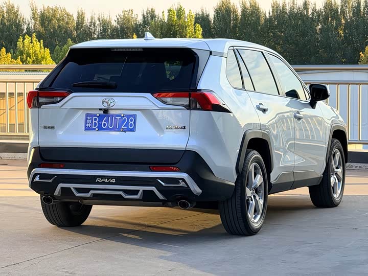 Фото 4 - Toyota RAV4