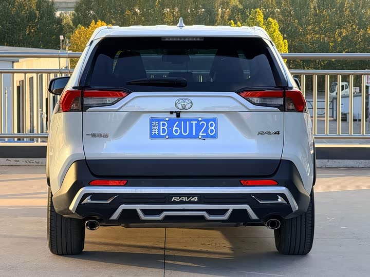 Фото 5 - Toyota RAV4