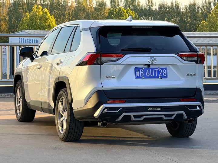 Фото 6 - Toyota RAV4