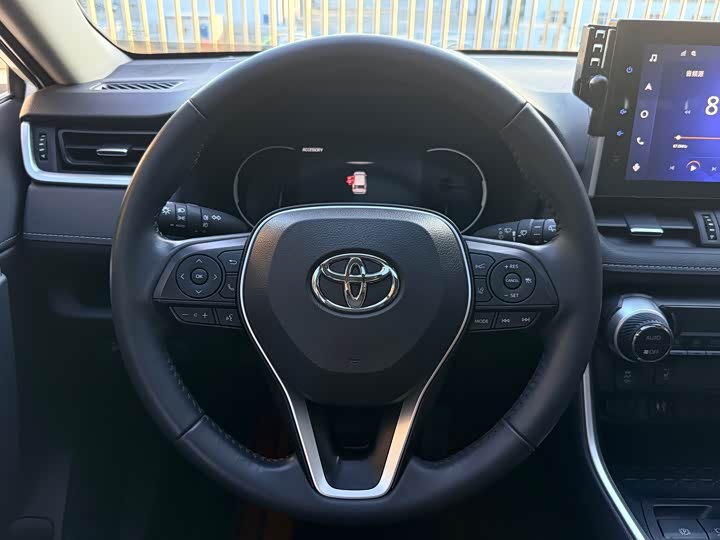 Фото 8 - Toyota RAV4