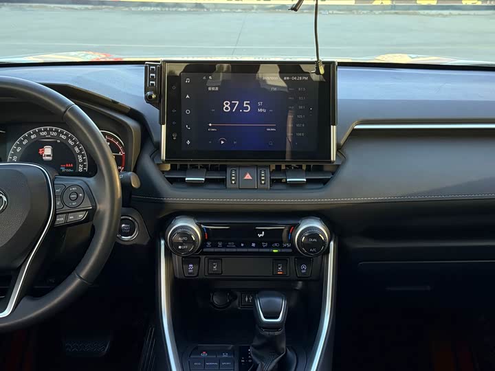 Фото 9 - Toyota RAV4