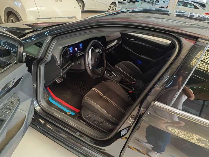 Фото 3 - Volkswagen Golf