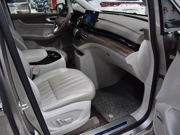 Фото 13 - Roewe iMax 8