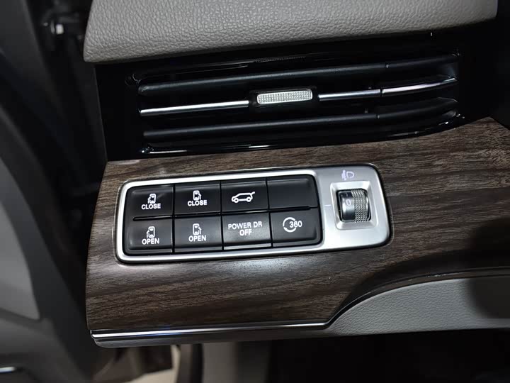 Фото 14 - Roewe iMax 8