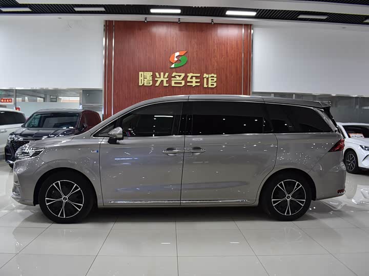 Фото 7 - Roewe iMax 8