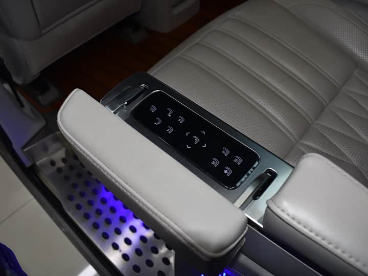 Фото 9 - Roewe iMax 8