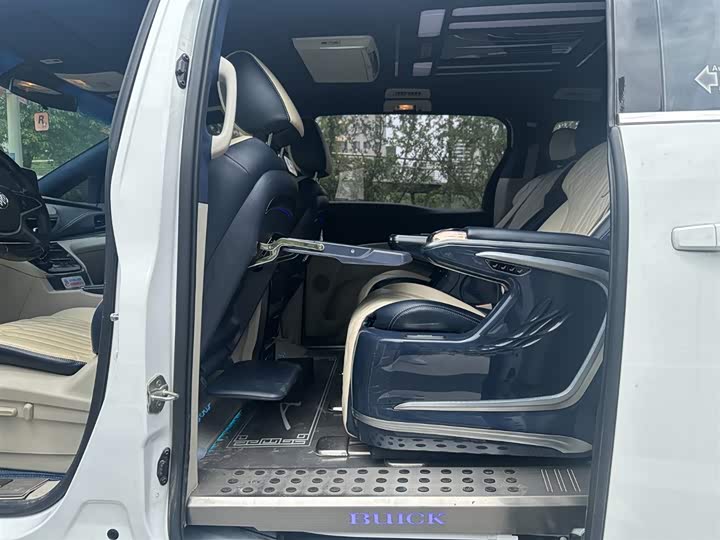 Фото 10 - Buick GL8 ES