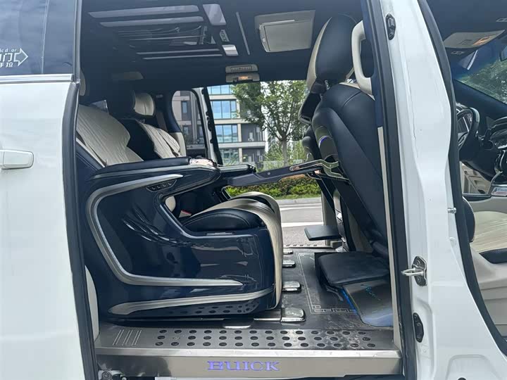 Фото 9 - Buick GL8 ES