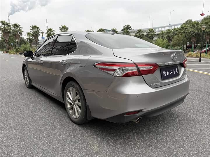 Фото 4 - Toyota Camry