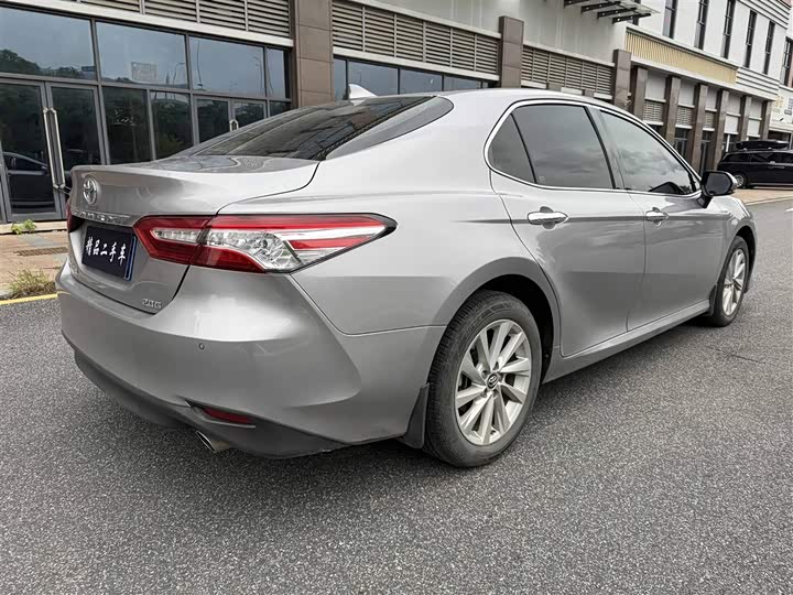 Фото 6 - Toyota Camry