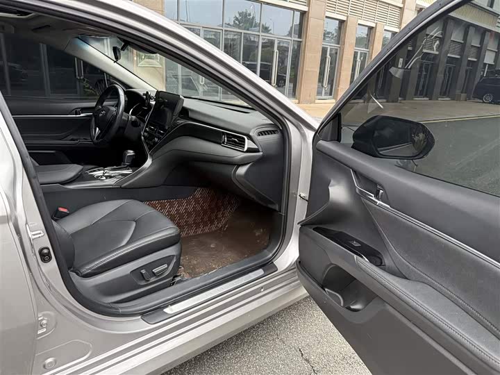 Фото 8 - Toyota Camry