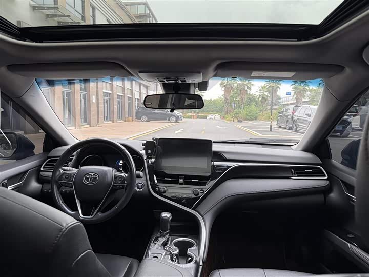 Фото 9 - Toyota Camry