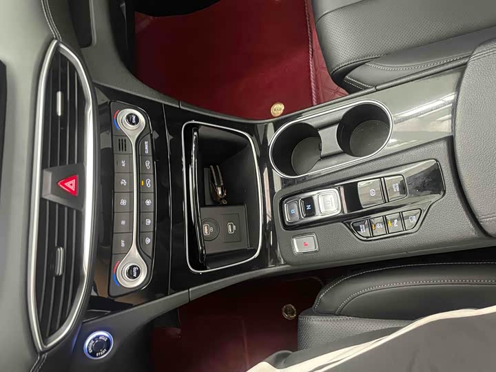 Фото 10 - Hyundai Santa Fe