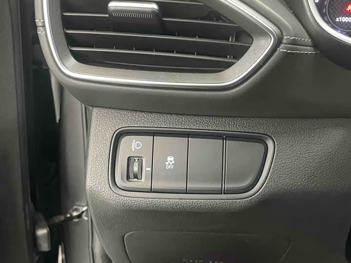 Фото 13 - Hyundai Santa Fe