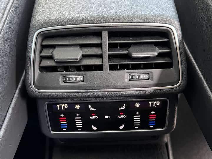 Фото 11 - Audi A7L