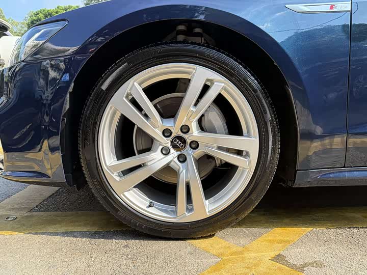 Фото 16 - Audi A7L