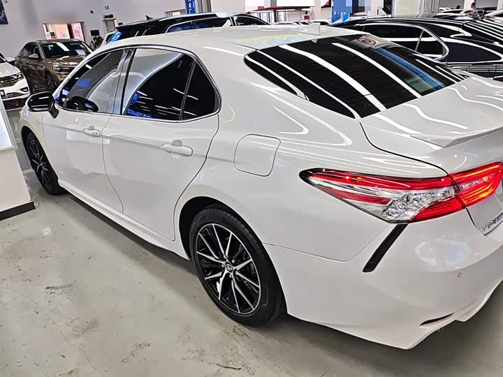 Фото 5 - Toyota Camry