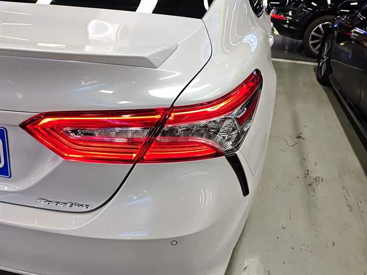 Фото 8 - Toyota Camry