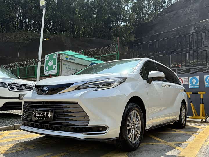 Фото 1 - Toyota Sienna