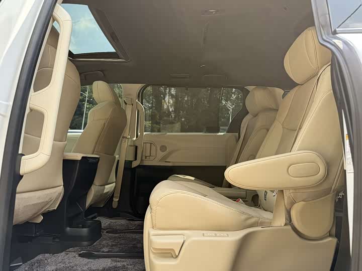 Фото 7 - Toyota Sienna