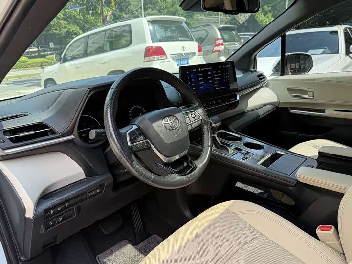 Фото 9 - Toyota Sienna