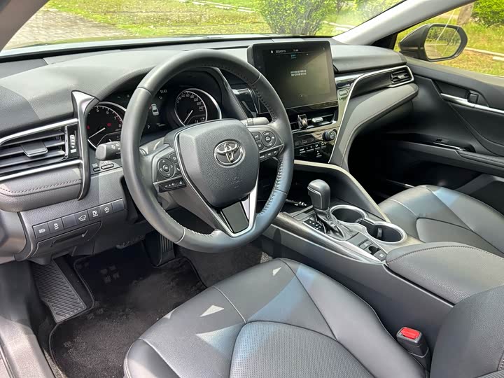 Фото 10 - Toyota Camry