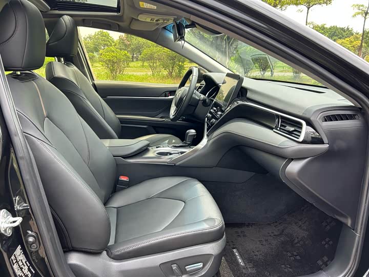 Фото 12 - Toyota Camry