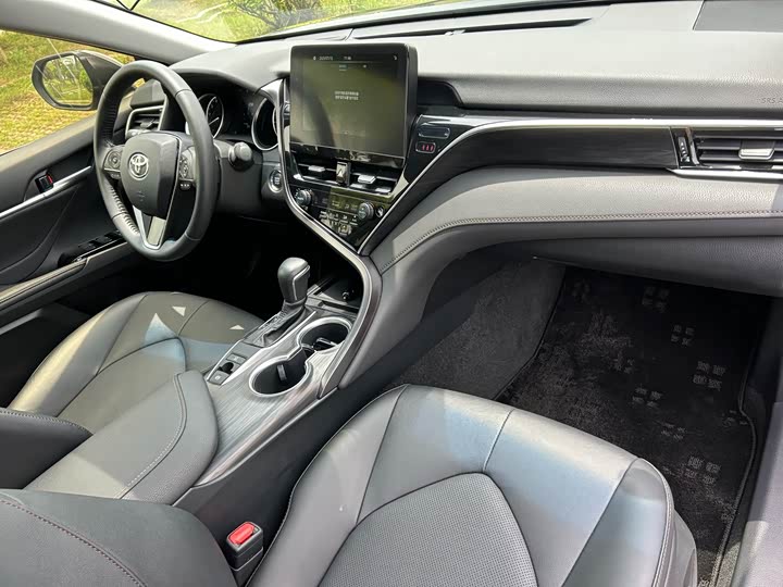 Фото 13 - Toyota Camry