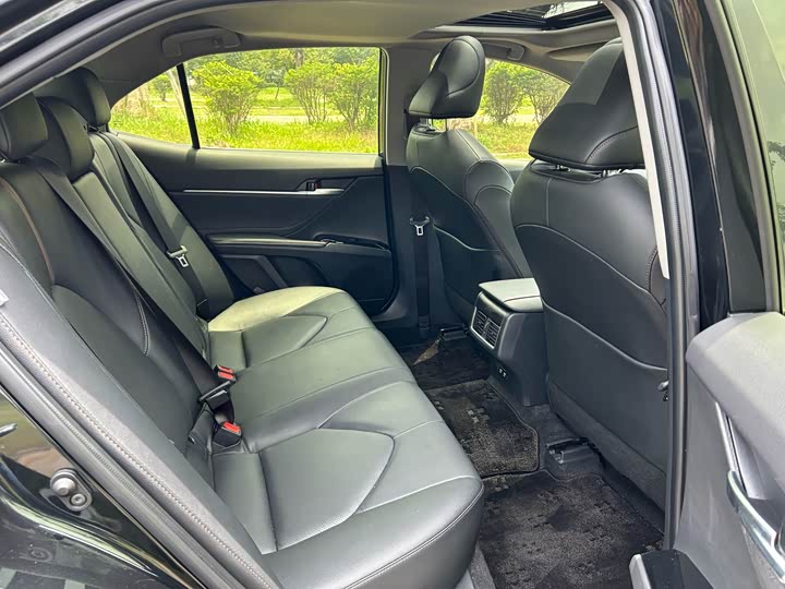 Фото 15 - Toyota Camry