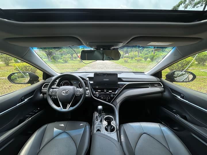 Фото 18 - Toyota Camry