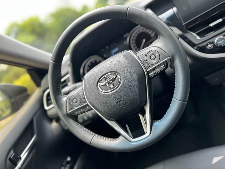 Фото 19 - Toyota Camry