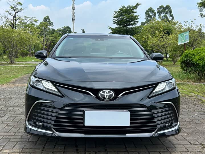 Фото 2 - Toyota Camry