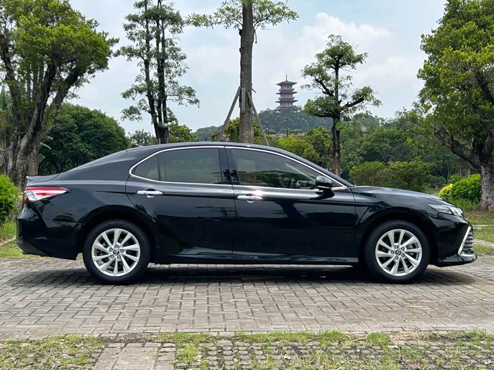 Фото 4 - Toyota Camry