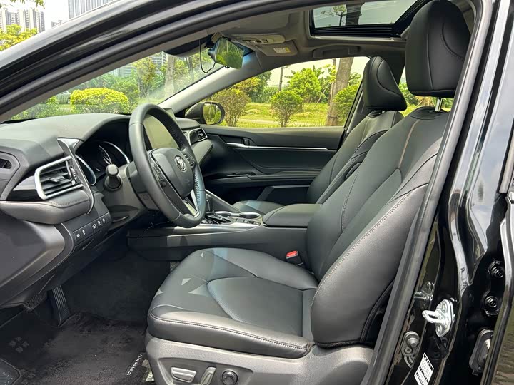 Фото 9 - Toyota Camry