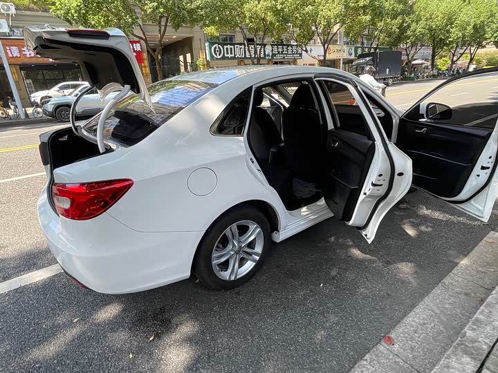 Фото 16 - Bestune B30 EV