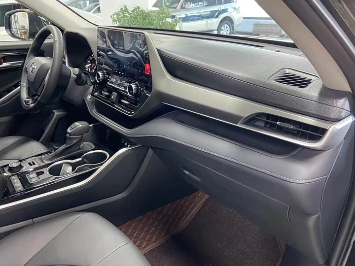 Фото 19 - Toyota Highlander