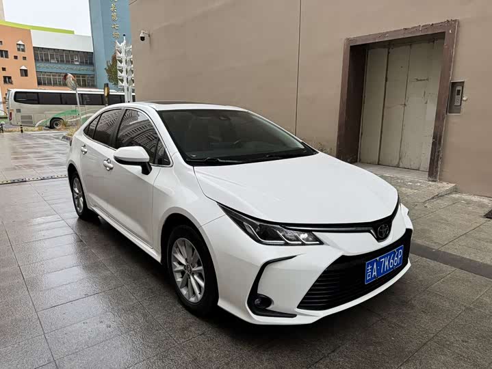 Фото 2 - Toyota Corolla