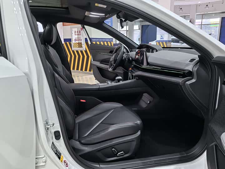 Фото 10 - Changan UNI-V